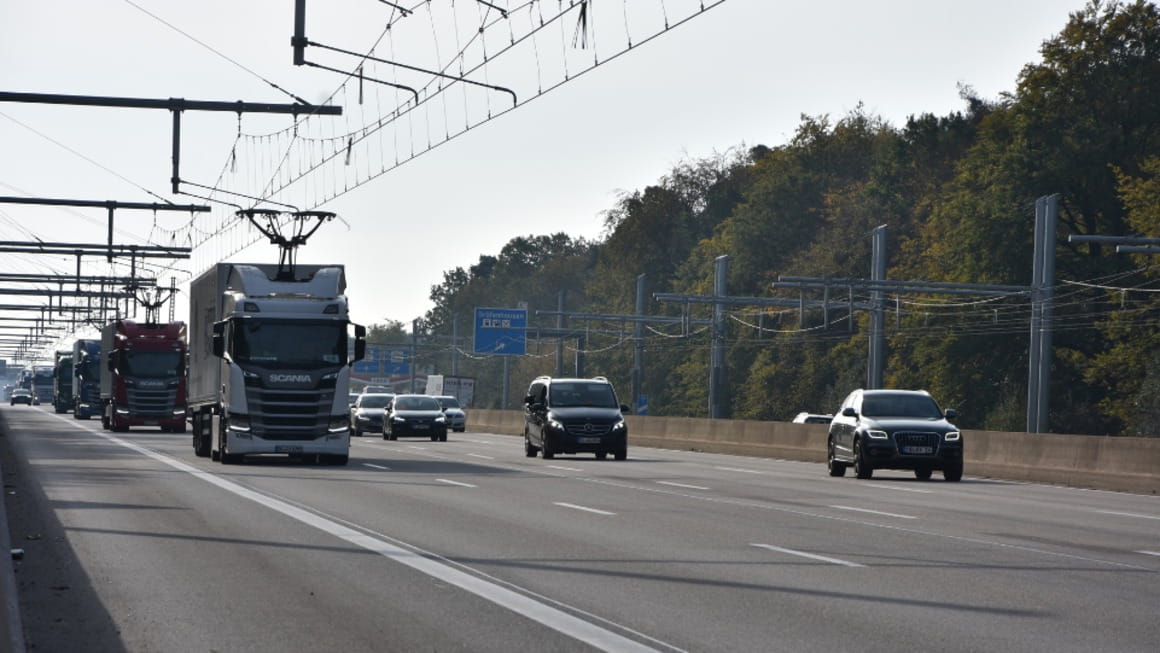 Lastbil som laddar under körning på motorväg
